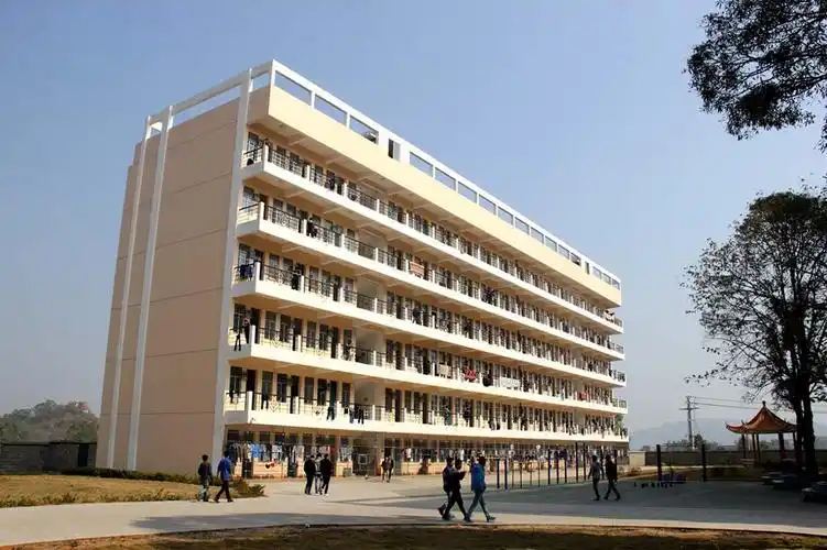 重点中小学扫地机选型：安全静音为先，合规实用两不误缩略图