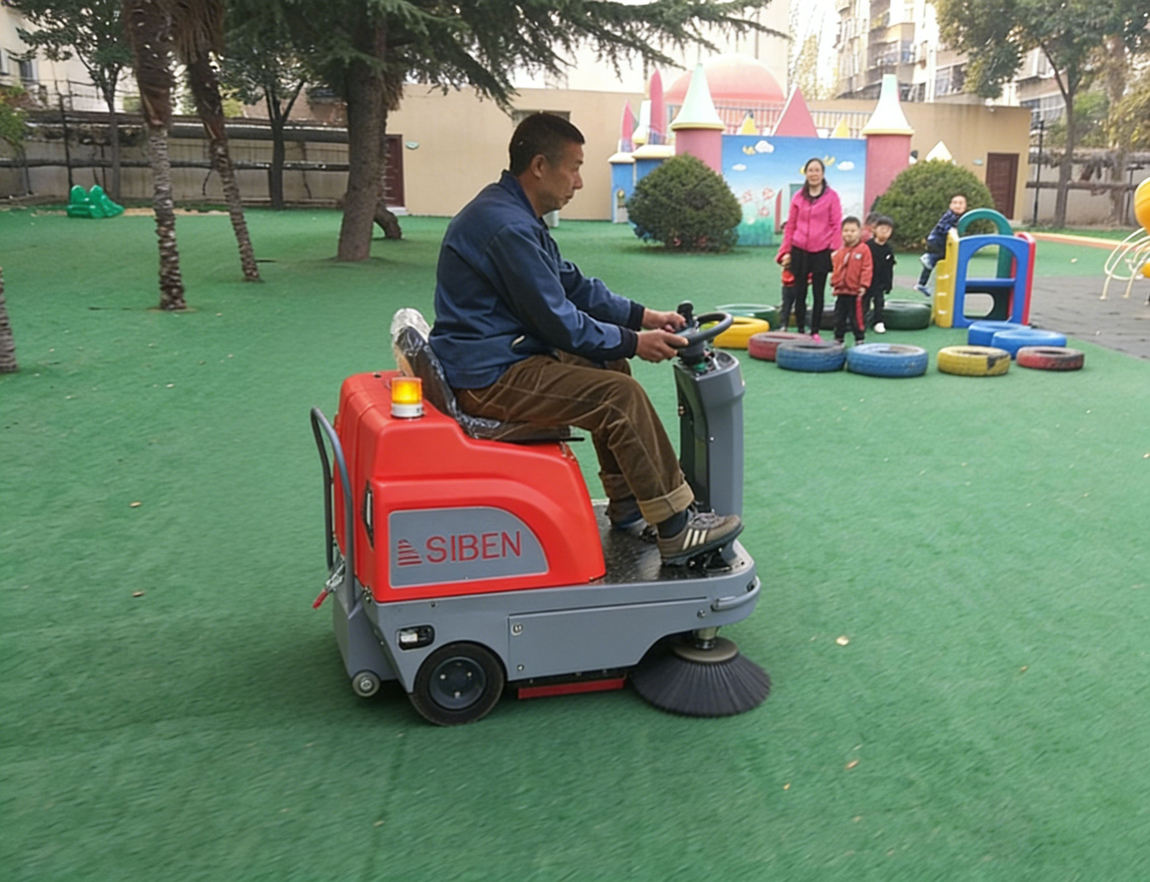 中小型幼儿园工业洗地机选型手推/小型驾驶款，安全无刺激+易操作缩略图
